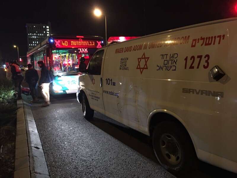 נער כבן 13 נפצע בינוני מפגיעת אוטובוס // צילום: רן מנוסיס, תיעוד מבצעי - מד"א